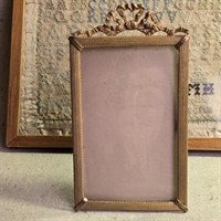 messing-gammel-fotoramme-sloejfedekoration-messing-stoette-vintage-billedramme